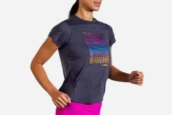 Brooks Women's Distance Graphic Short Sleeve (221469) -Chic Sportswear Store 221469 459 MV Distance Graphic Short Sleeve